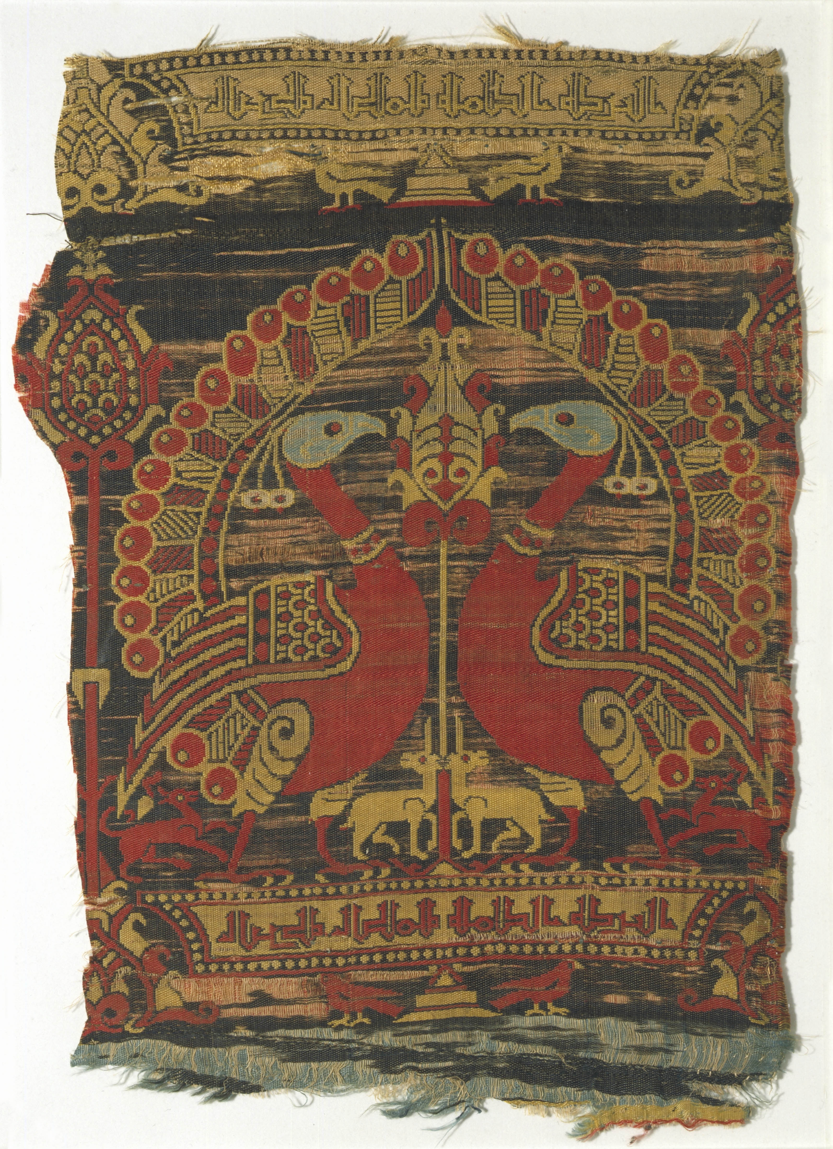 Trozo de seda con tema de pavos afrontados, de la primera mitad del siglo XII